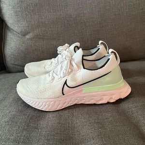 Nike flyknit sneakers - size 9